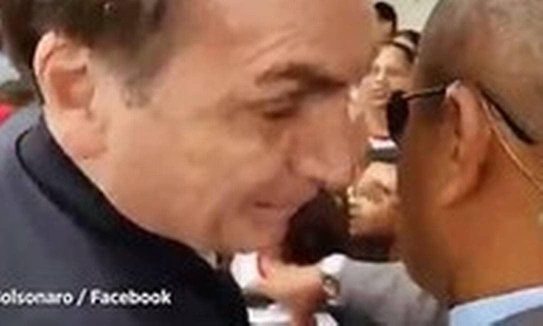 'Só pelo bafo, não vai ter emprego', diz Bolsonaro a apoiador; assista