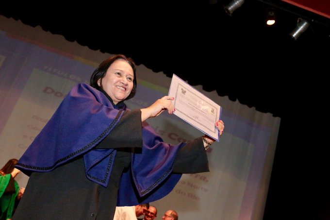 Fátima recebe título de doutora Honoris Causa da UERN