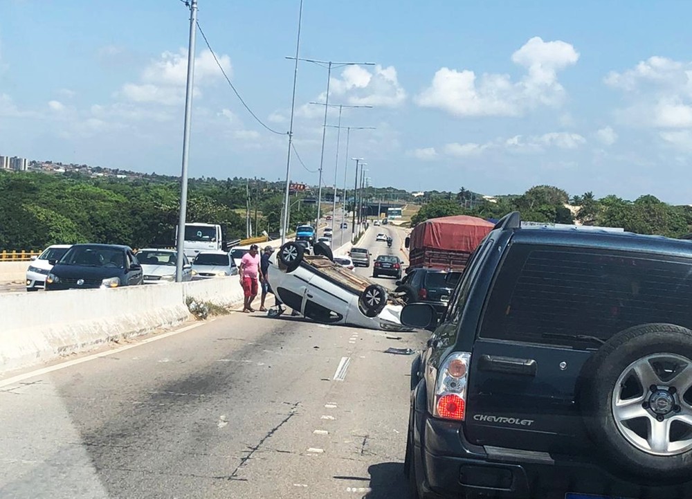 Carro capota ao ser atingido por trás na Ponte Newton Navarro