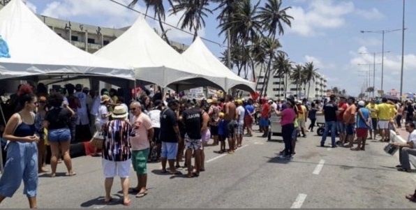 Bonavides e Divaneide organizam 'abraço coletivo' em defesa do Hotel Reis Magos