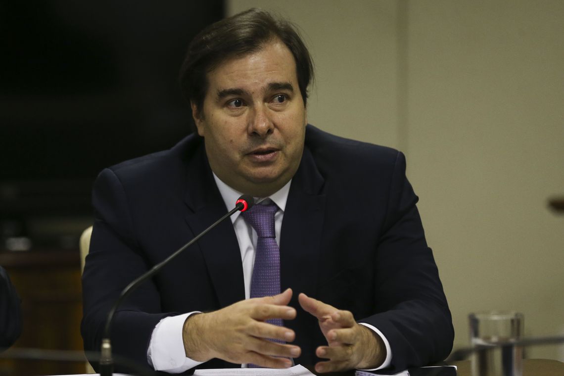 Rodrigo Maia negocia com sindicatos volta do imposto sindical obrigatório