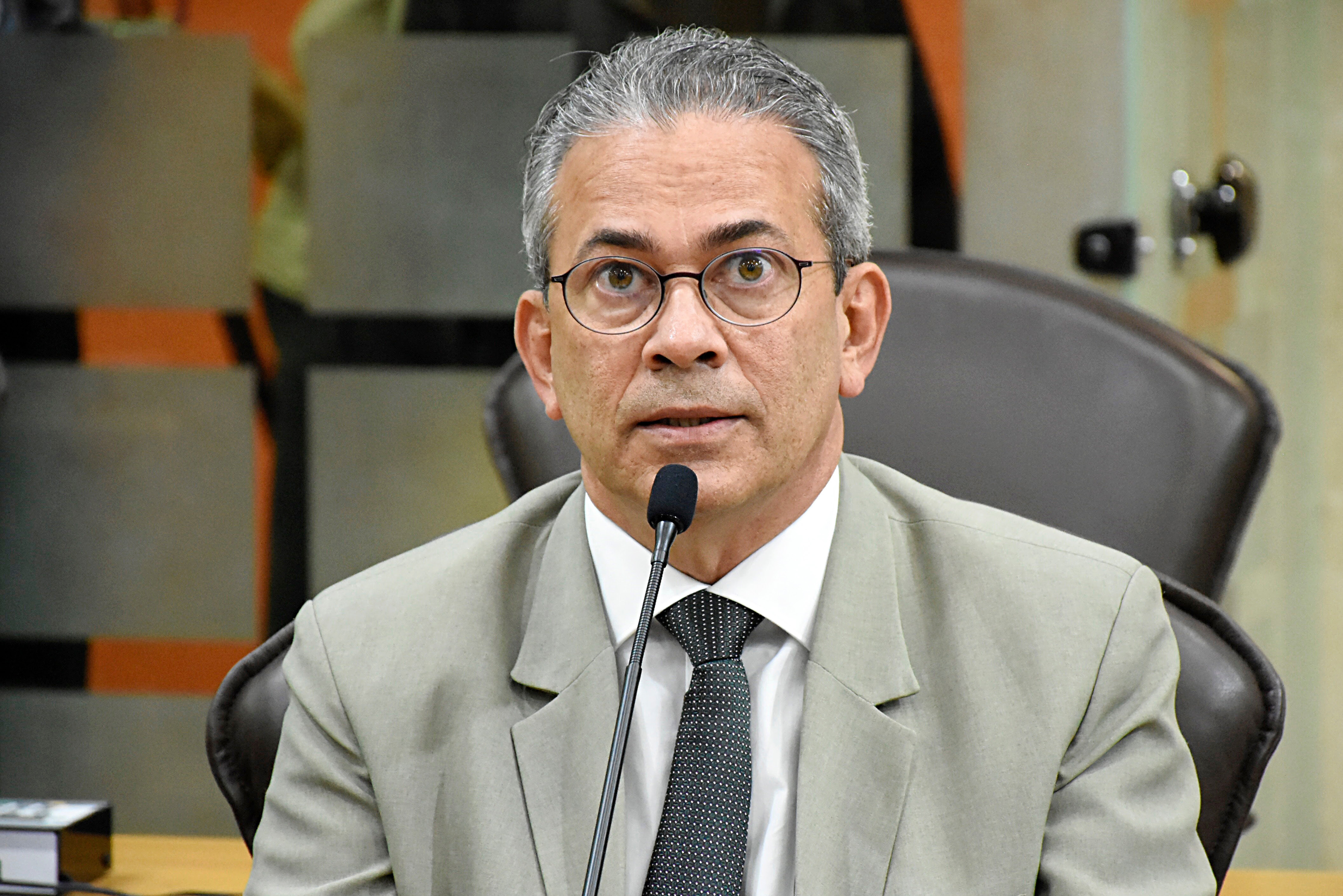 Hermano cobra que Governo discuta com Petrobrás continuidade de investimentos