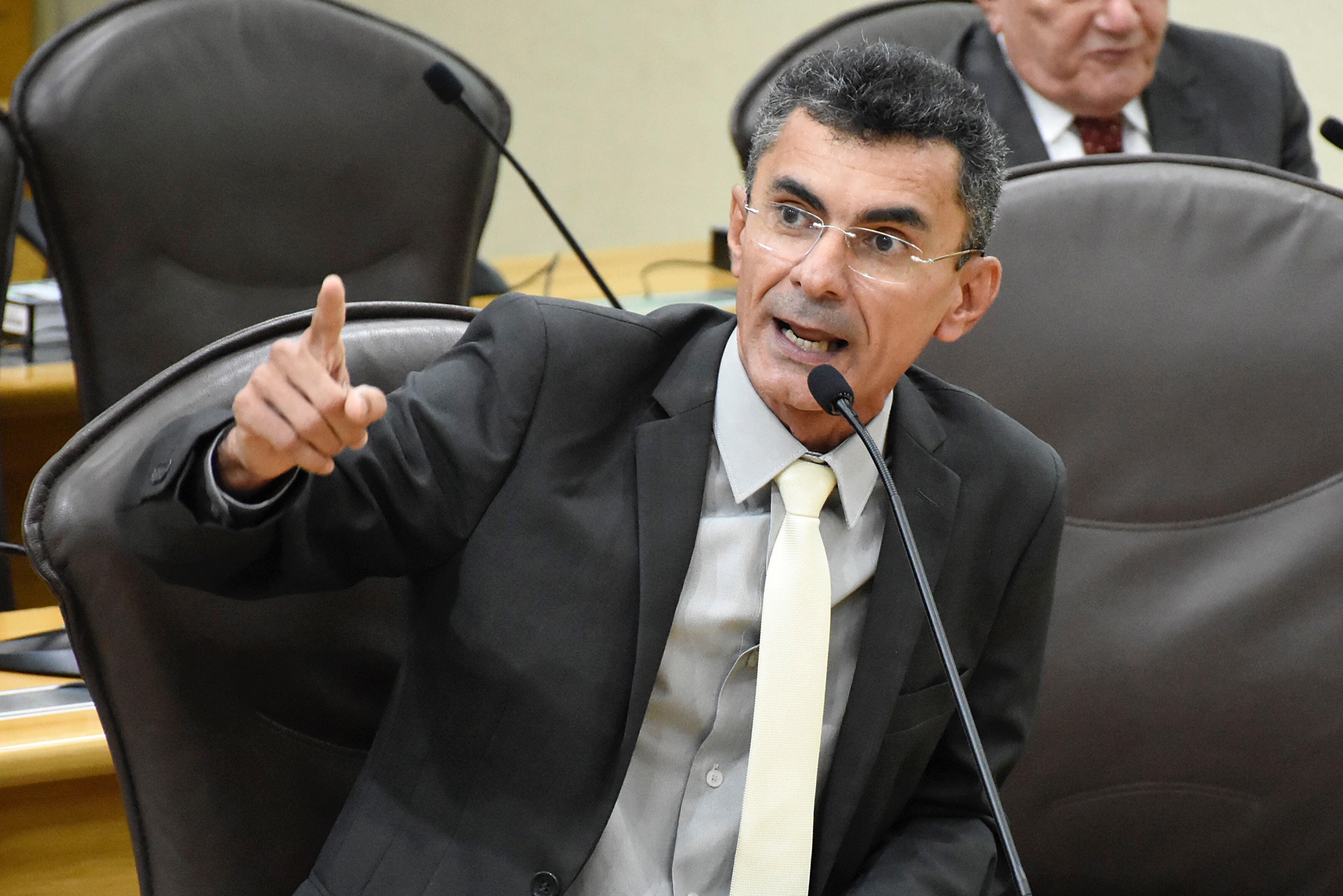 Francisco diz que media pagamento dos salários do funcionalismo com Governo