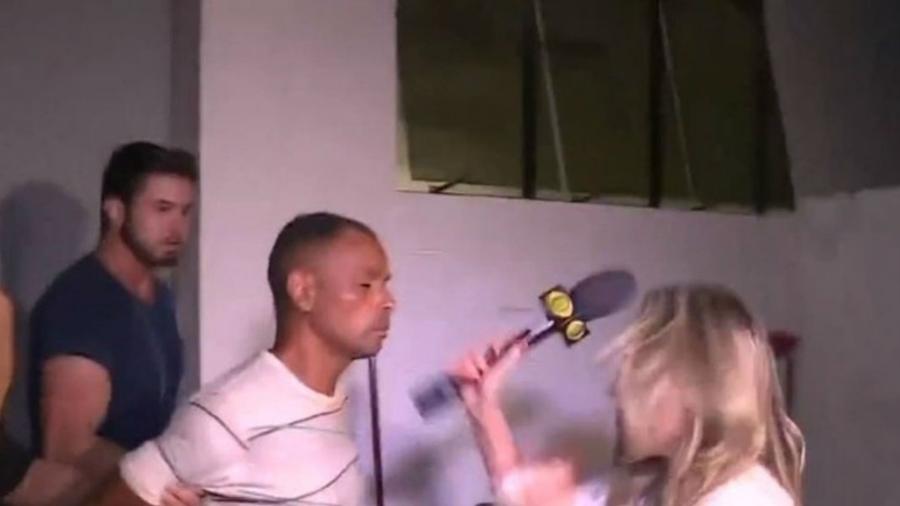 (VÍDEO) Suspeito de matar jovem cospe em repórter, que reage; assista