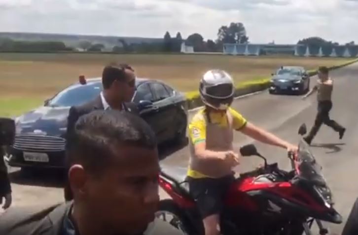 VÍDEO: 'Tá com a sua mãe', responde Bolsonaro a homem que perguntou por Queiroz