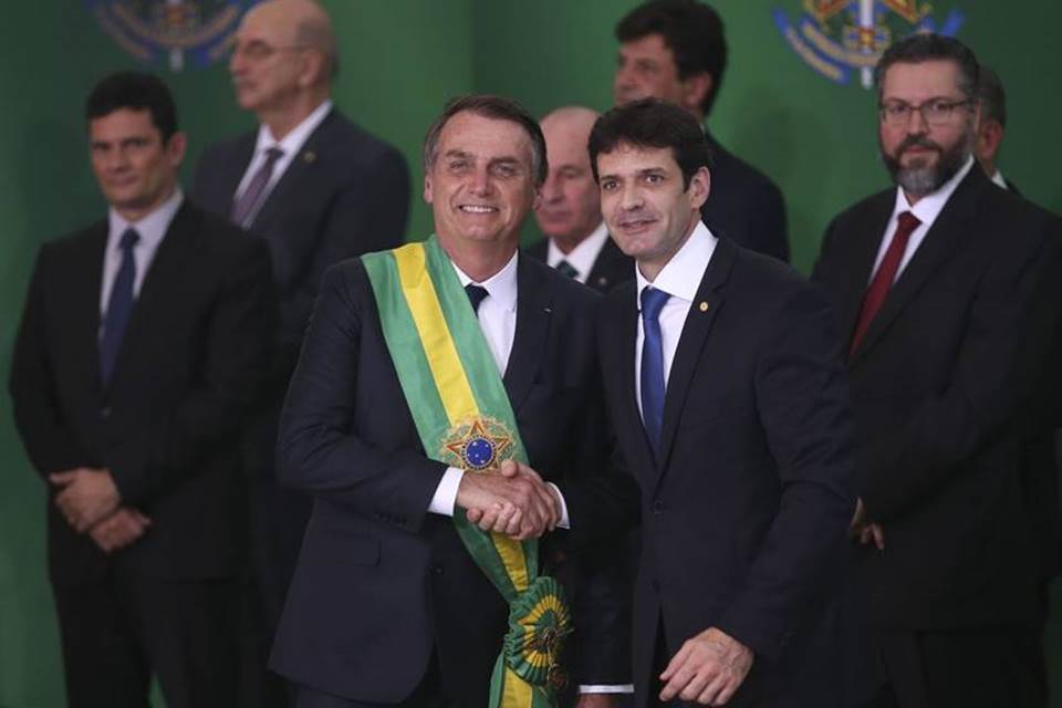 Folha: Ex-assessor envolve ministro e Bolsonaro em caixa dois