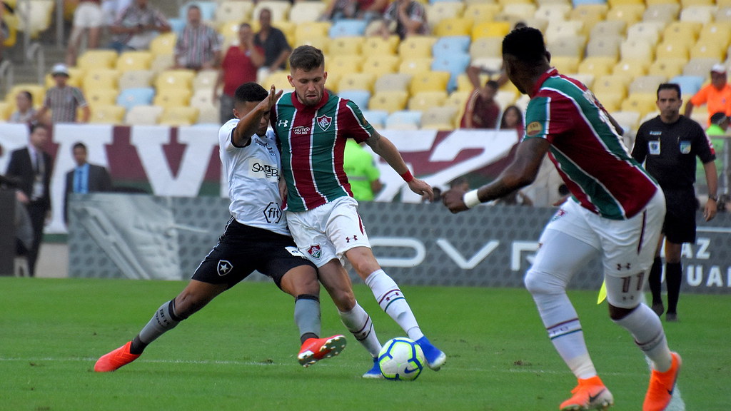 Fluminense vence Botafogo e respira no Brasileiro