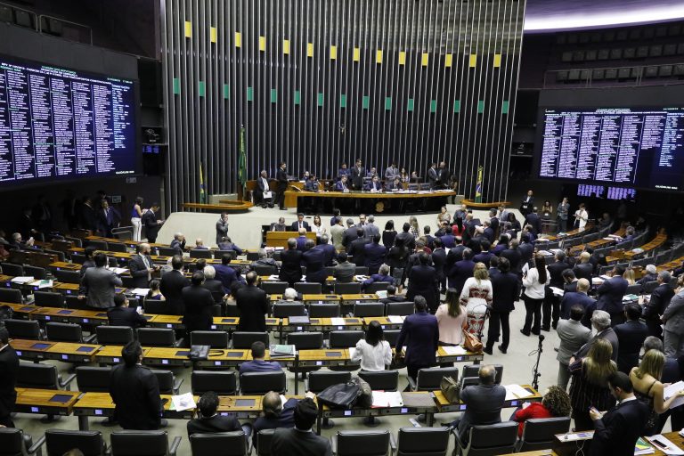 Câmara dos Deputados pode votar amanhã proposta que amplia porte de armas