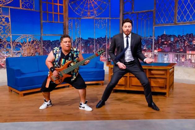 Baixista potiguar Júnior Groovador anima programa de Danilo Gentili no SBT