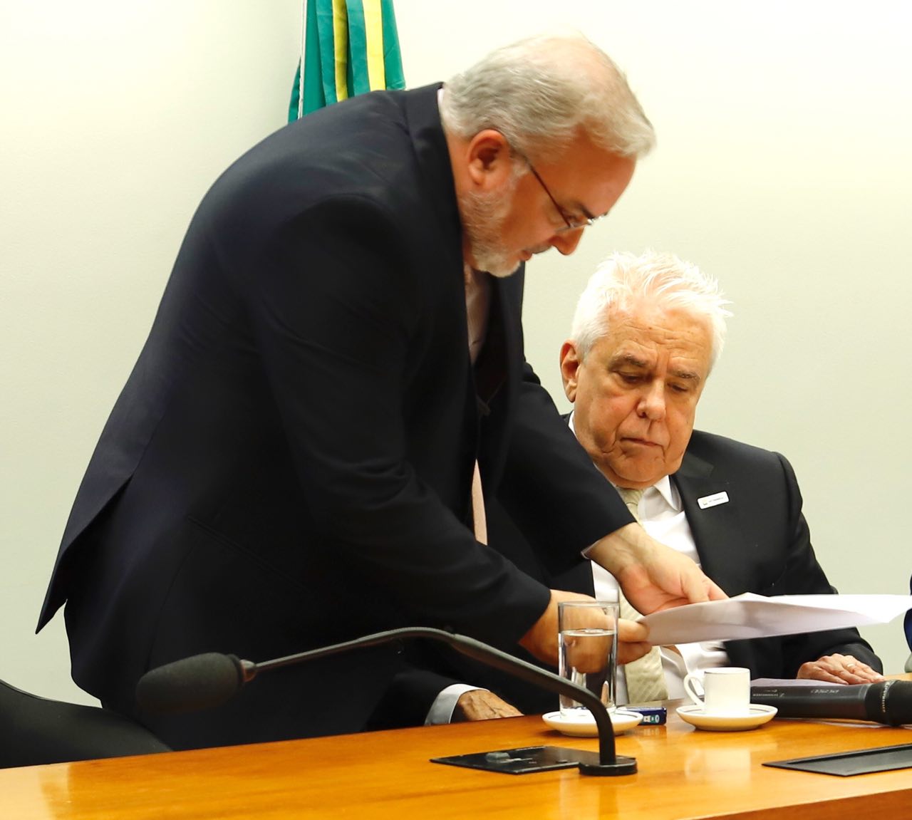 Senador questiona presidente da Petrobras sobre saída da estatal do RN