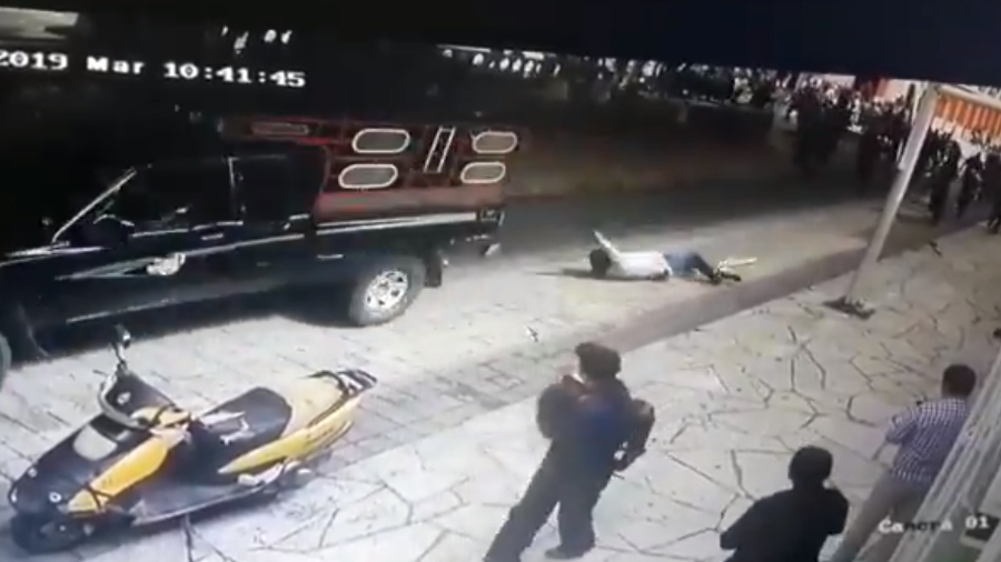 VÍDEO: Prefeito é amarrado em carro e arrastado por moradores irados com gestão