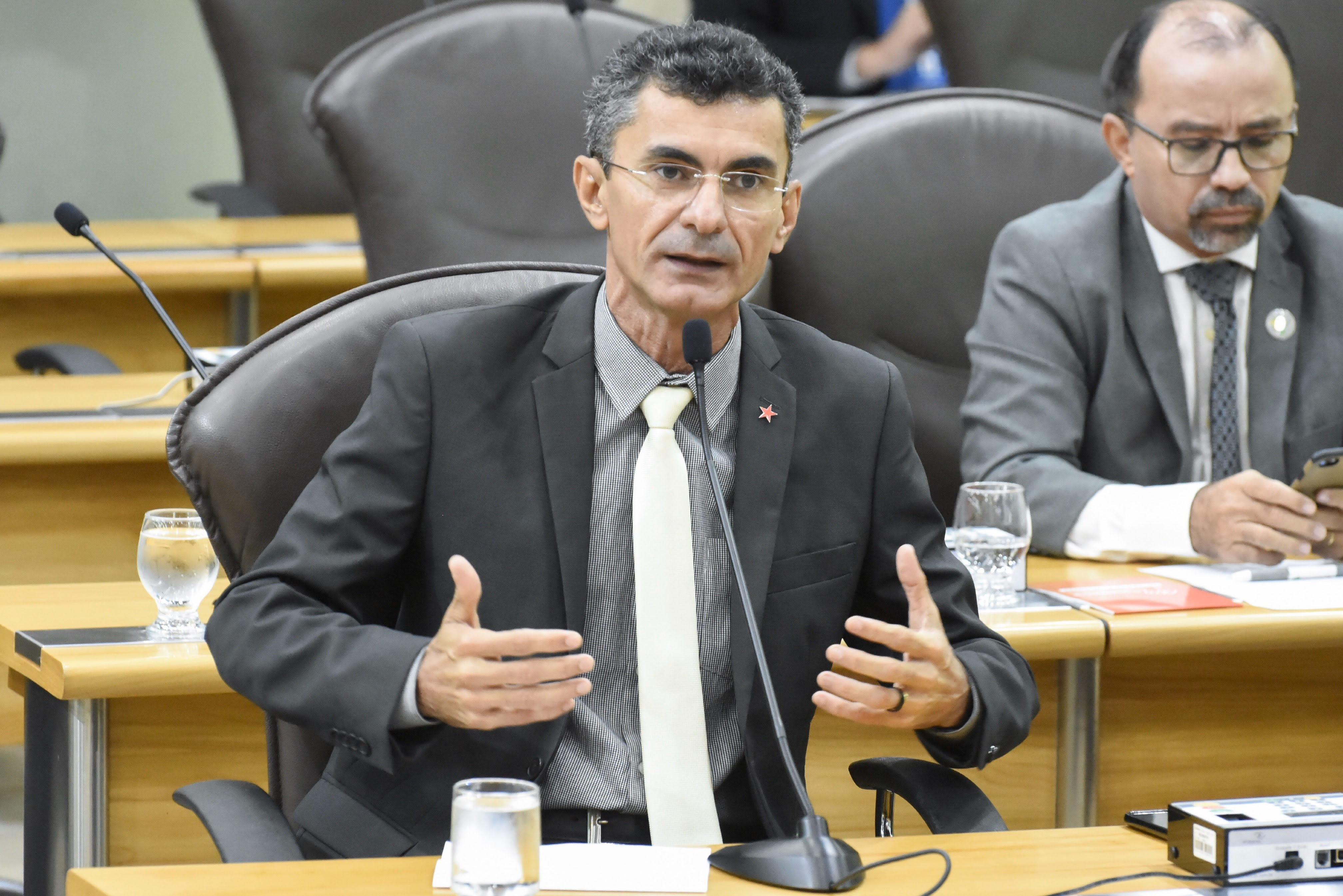 Deputado do PT cobra posição do Governo e da Assembleia sobre óleo no litoral