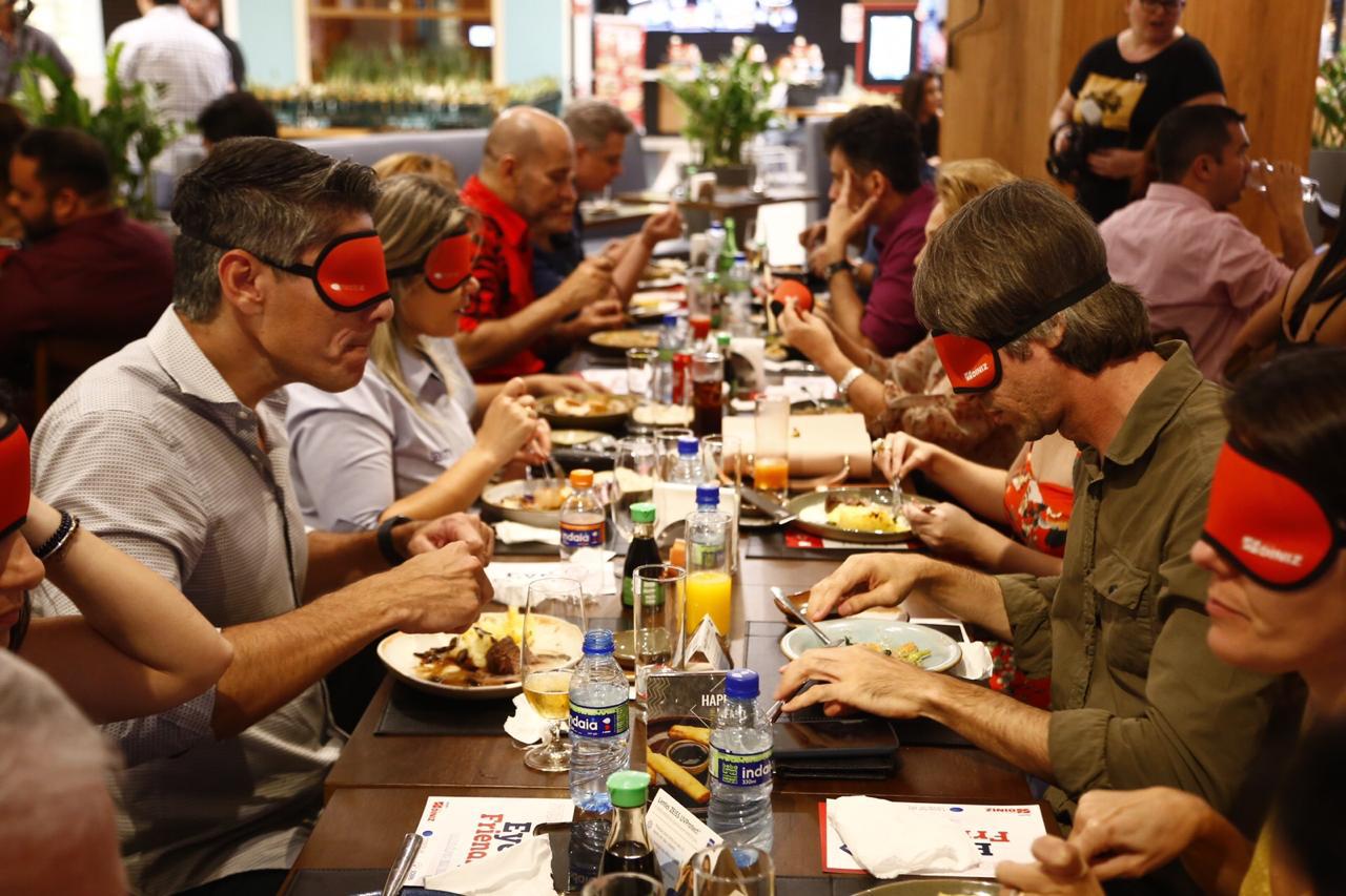 Dia Mundial da Visão foi marcado no Natal Shopping com Jantar às Cegas