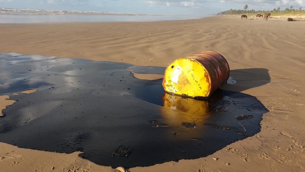Óleo de barris encontrados em praias é o mesmo das manchas que poluem o Nordeste
