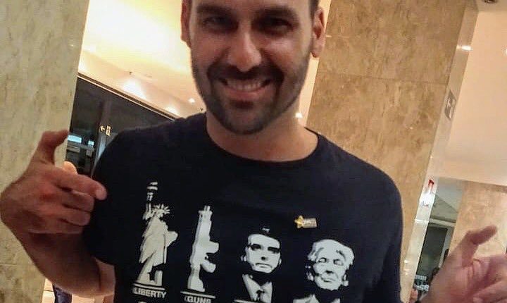 Eduardo faz trocadilho com sigla LGBT: Armas, Bolsonaro e Trump