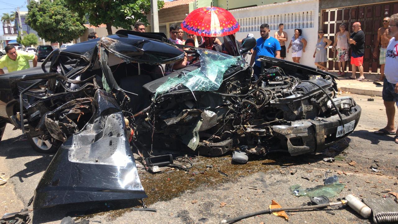 Carro fica totalmente destruído após colisão com árvore no interior do RN; veja
