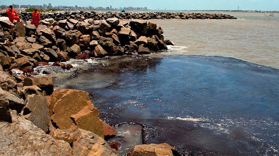 Navio fantasma que 'dribla' radares é suspeito de derramar óleo em praias do NE