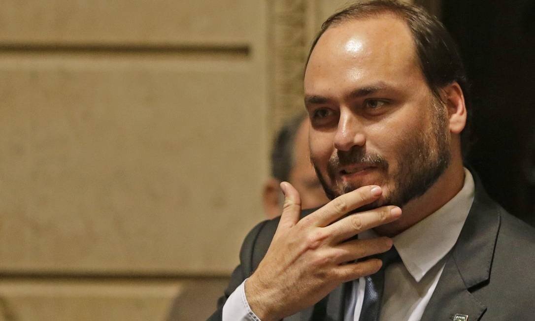 Carlos Bolsonaro compara líder do PSL no Senado a "cadela no cio"