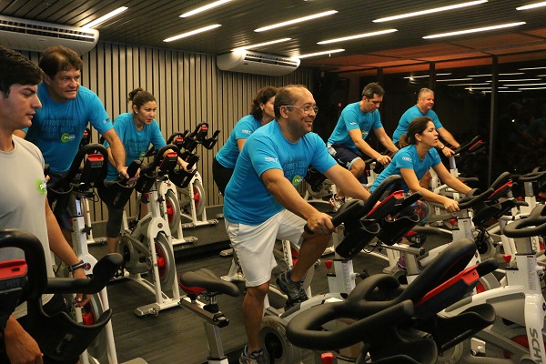 Simulador 3D embala praticantes de ciclismo indoor em academia da capital
