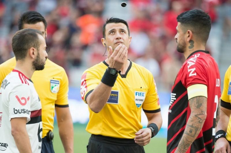 Conversa do VAR em Fla x Athletico: "Como vamos deixar um negócio desses?"