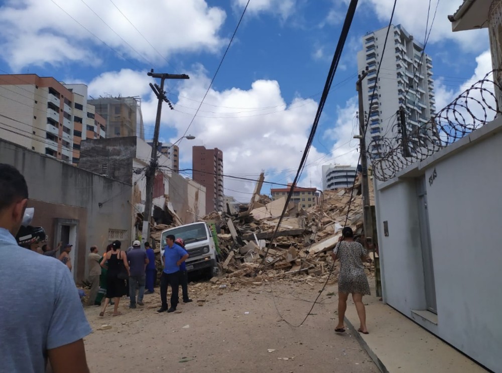 Prédio desaba em Fortaleza; moradores relatam que pessoas estão sob escombros