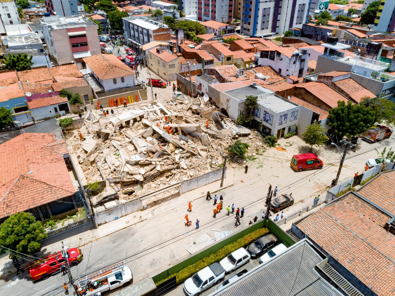 Uma morte é confirmada após desabamento em Fortaleza; 10 seguem desaparecidos