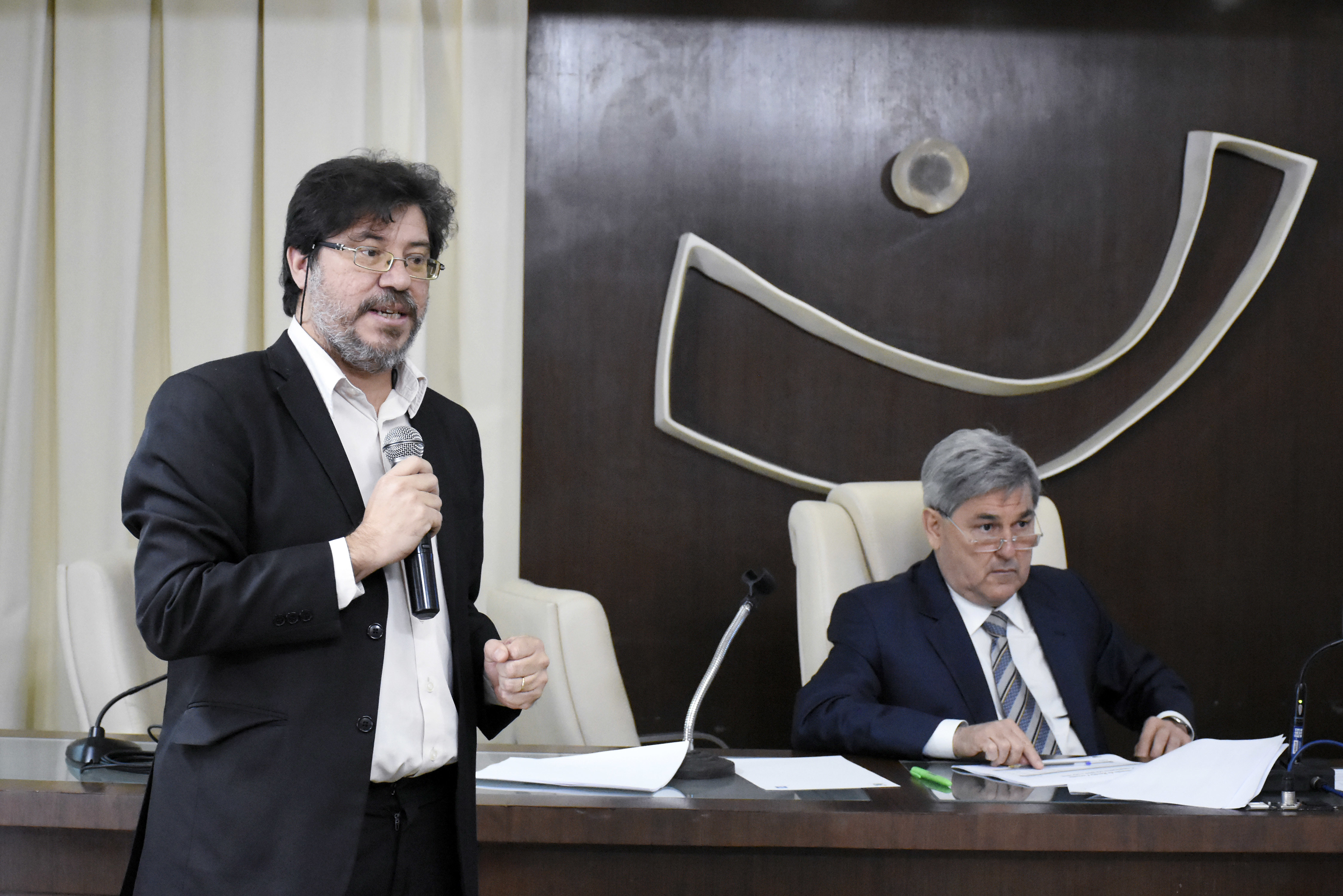 Deputado cobra prestação de contas de secretário de Fátima na Assembleia