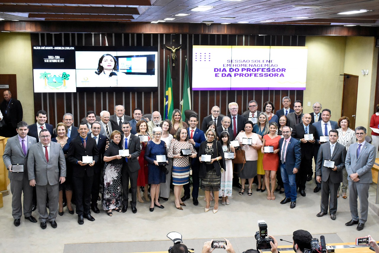 No Dia do Professor, Assembleia homenageia profissionais que se destacaram no RN