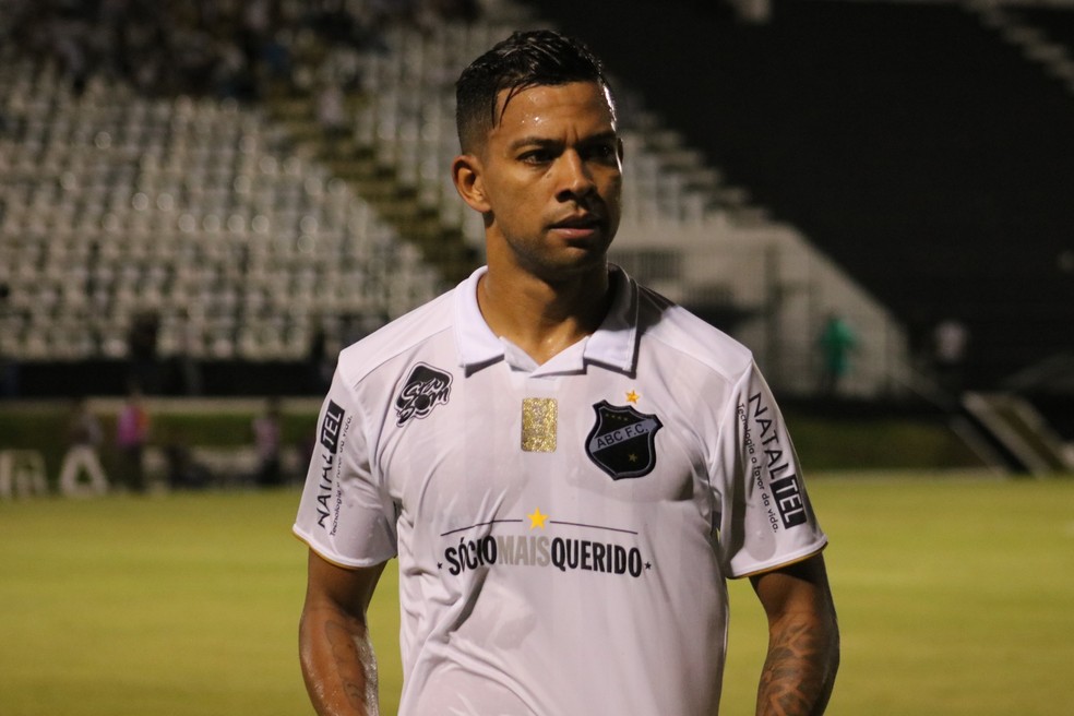 Wallyson renova contrato e vai defender alvinegro em 2020