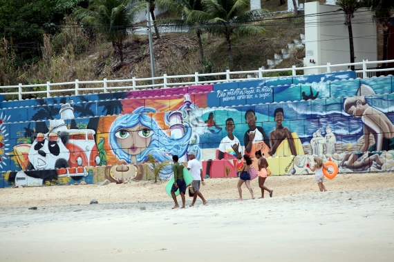 Praia de Natal recebe pintura em grafite e atrai mais visitantes