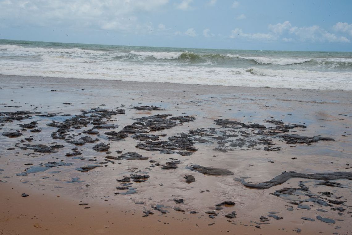 Ministro diz que manchas de óleo em praias são caso de poluição sem precedente