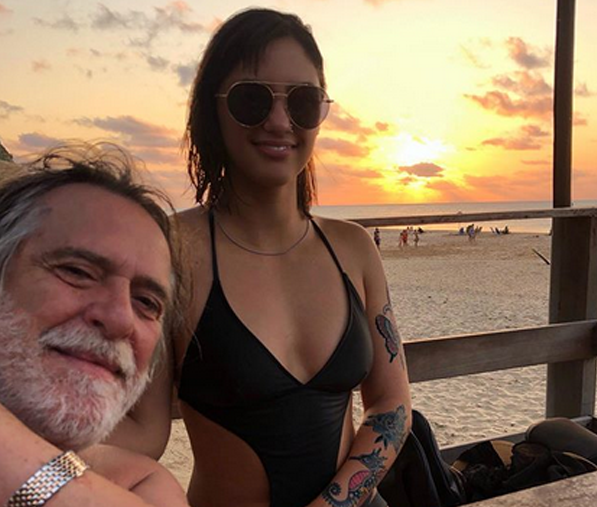Aos 73 anos, José de Abreu se derrete pela namorada de 22