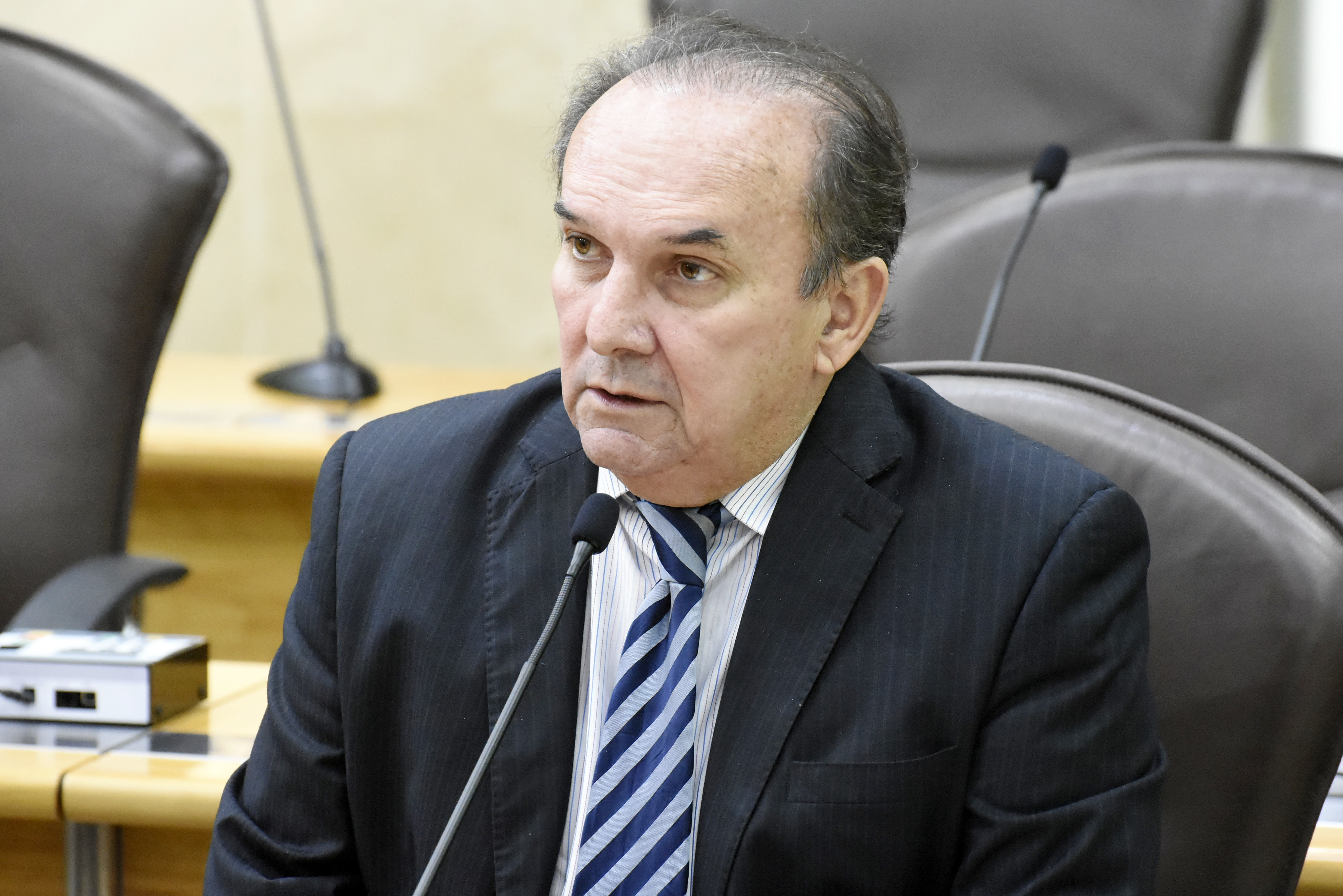 Nelter critica Raimundo por arquivar emenda que estende aumento a servidores