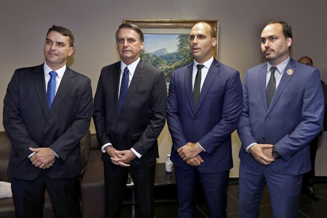 Senador sugere uma embaixada a cada filho de Bolsonaro para ele ter “sossego”
