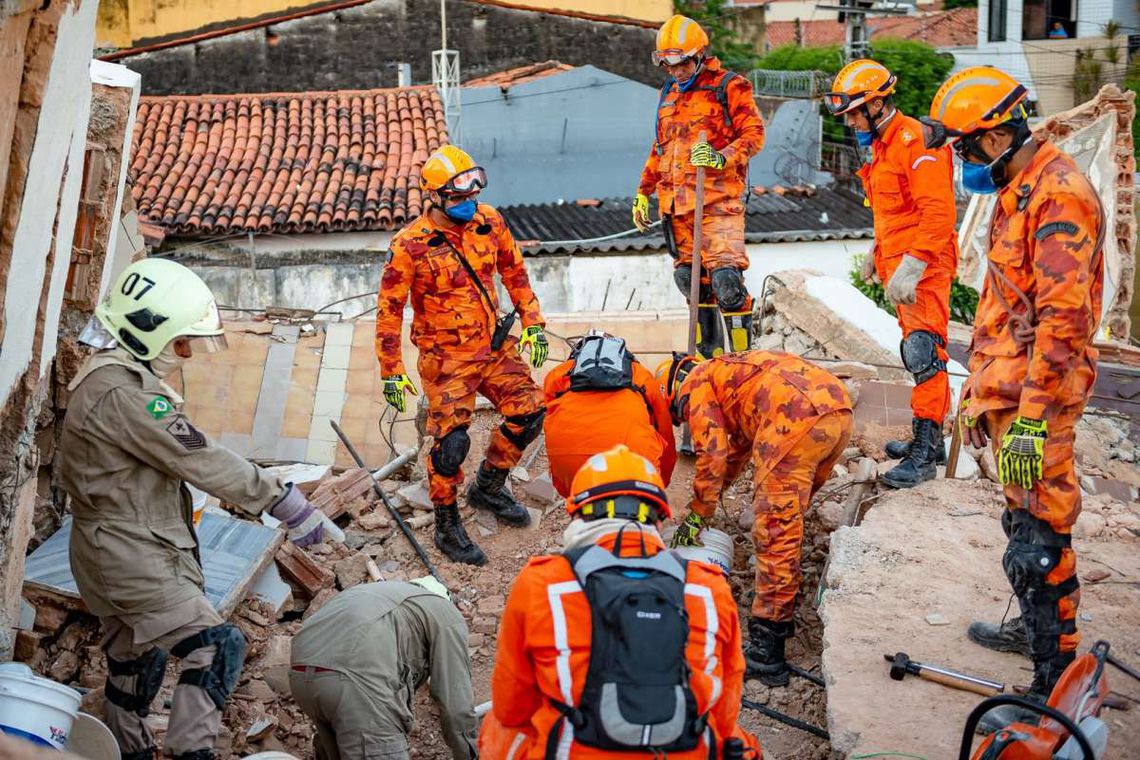 Bombeiros confirmam sétima morte em desabamento em Fortaleza