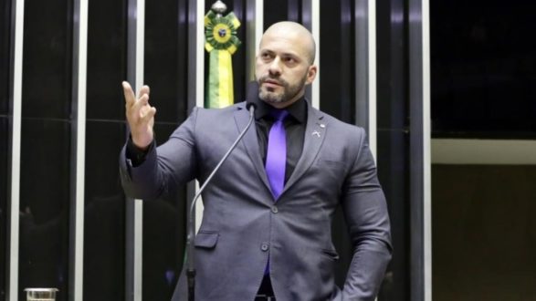 VÍDEO: Deputado do PSL joga celular de repórter no chão