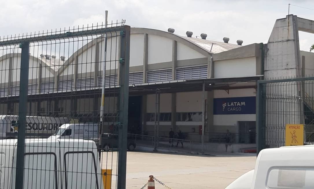 Bandidos invadem terminal e roubam carga da Latam; 2º assalto em 2 dias no país