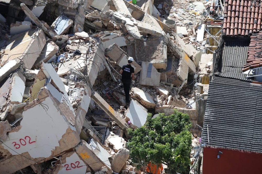 Bombeiros localizam corpo de cuidador de idosos, 8ª vítima do desabamento no CE
