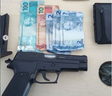Homem é preso de posse de um simulacro no bairro de Petrópolis
