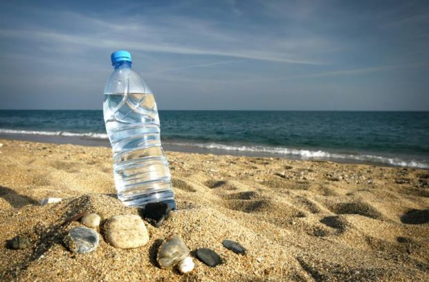 Empresa anuncia venda de água do mar engarrafada no Brasil