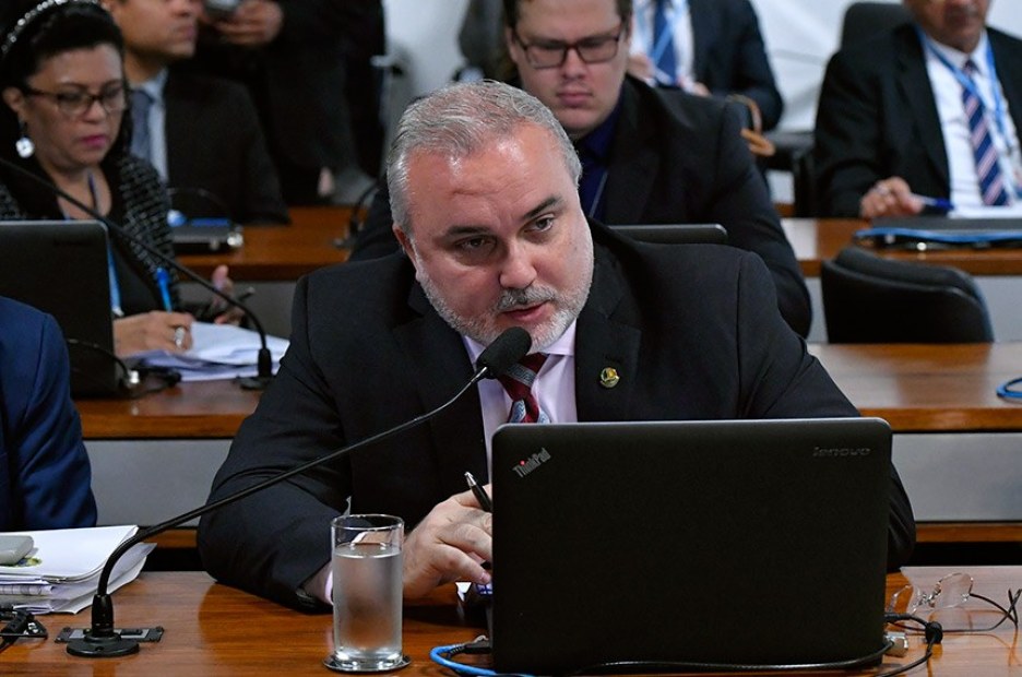 Jean Paul cobra do Planalto explicações sobre manchas de óleo no Nordeste