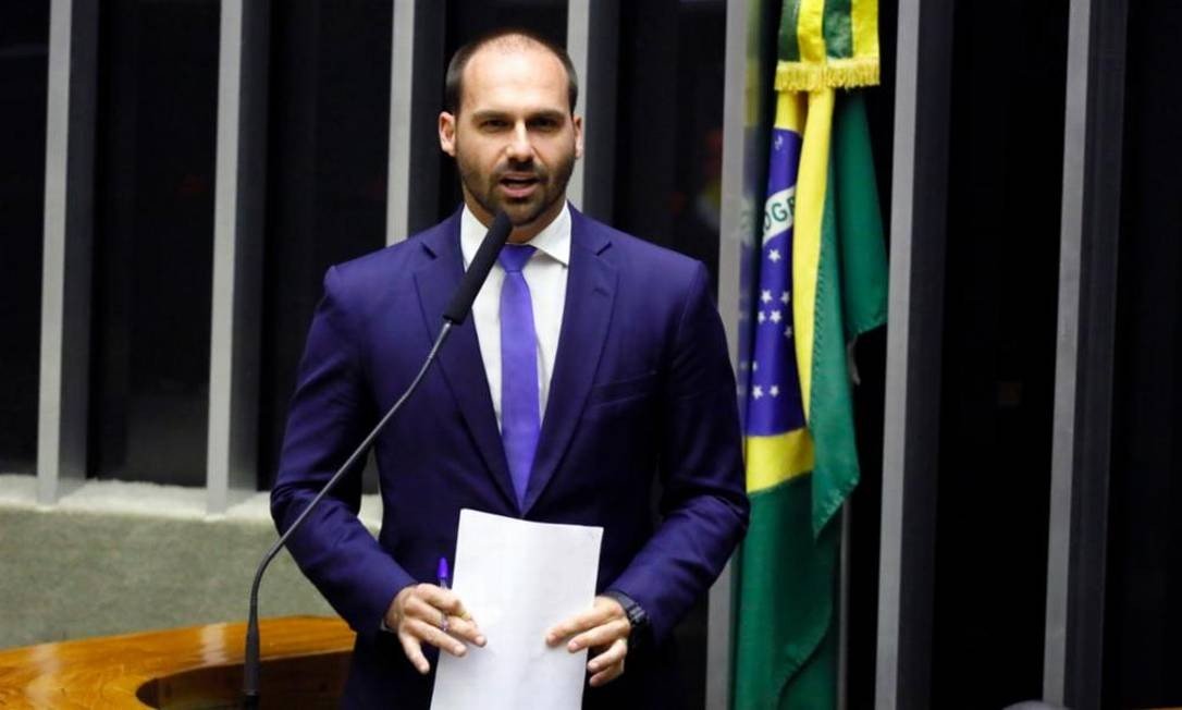 Eduardo Bolsonaro é novo líder do PSL; Delegado Waldir admite derrota