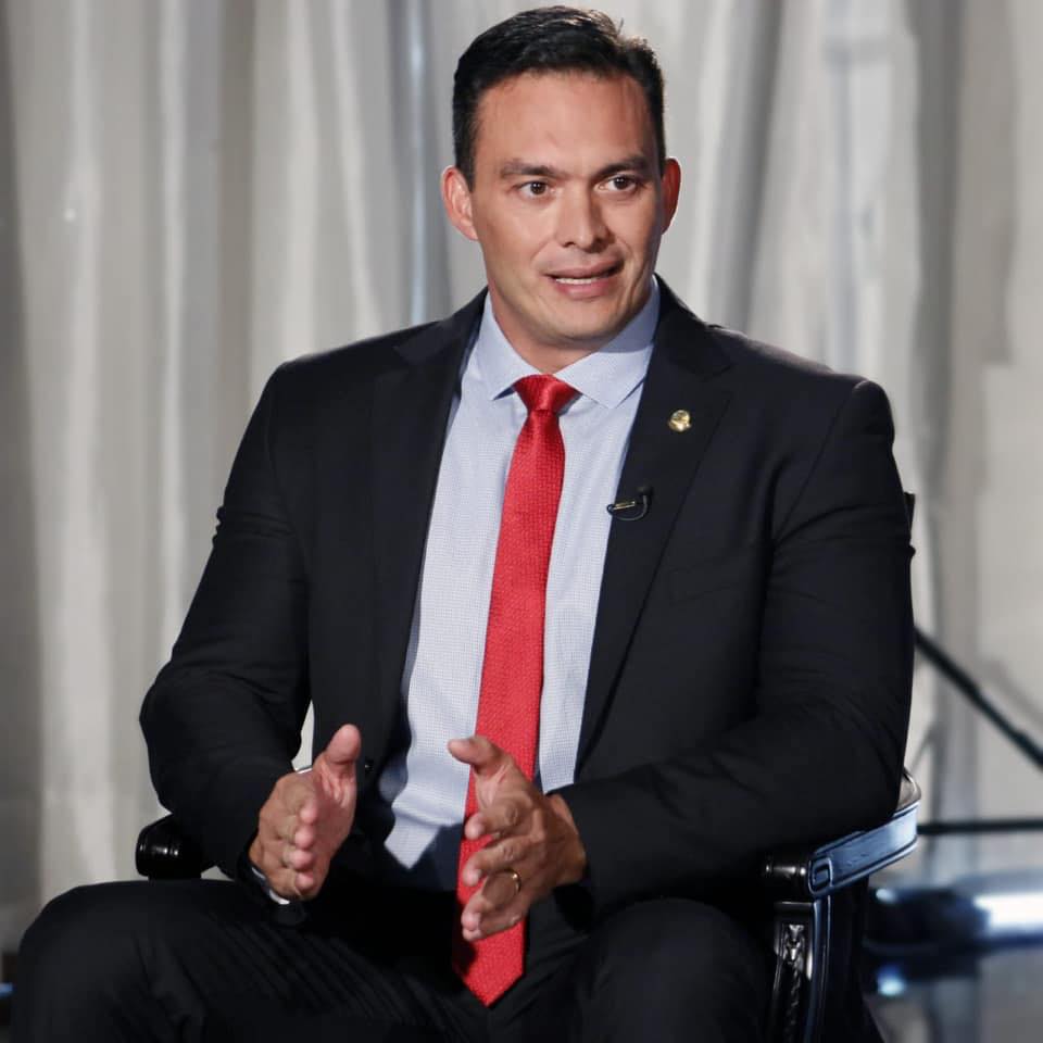 Senador questiona Fátima sobre ações para conter óleo nas praias do RN