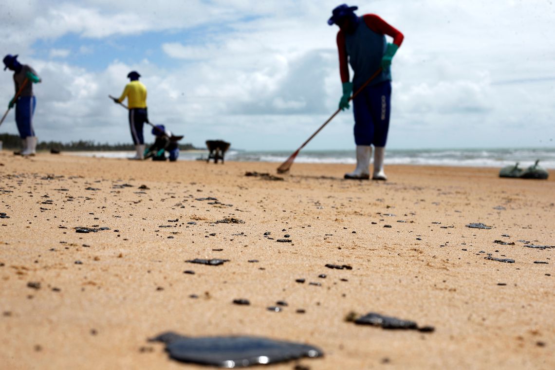Saiba como se inscrever como voluntário para limpeza de óleo nas praias do RN