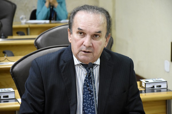 “Não se justifica salário de R$ 30 mil sem conceder reajuste a todos servidores"