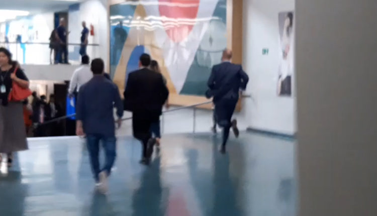 Filho de Bolsonaro corre três anexos da Câmara fugindo da imprensa; assista