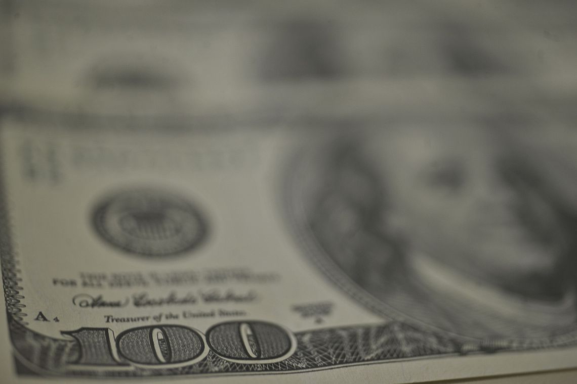 Nova Previdência faz dólar despencar e bolsa bater novo recorde: 107 mil pontos