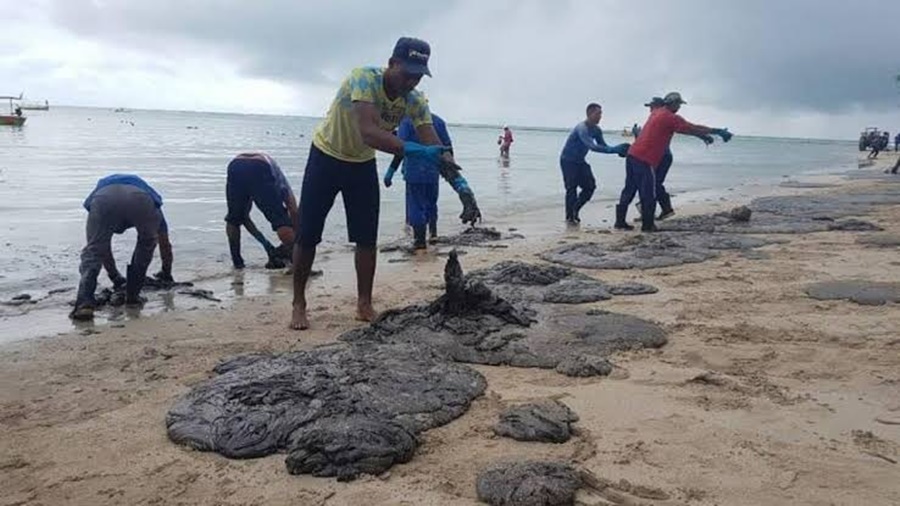 Presidiários do semiaberto vão trabalhar na limpeza de praias atingidas por óleo