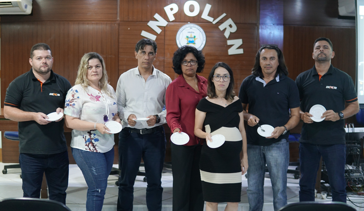 Fátima propõe reduzir salários e policiais entregarão distintivos em protesto