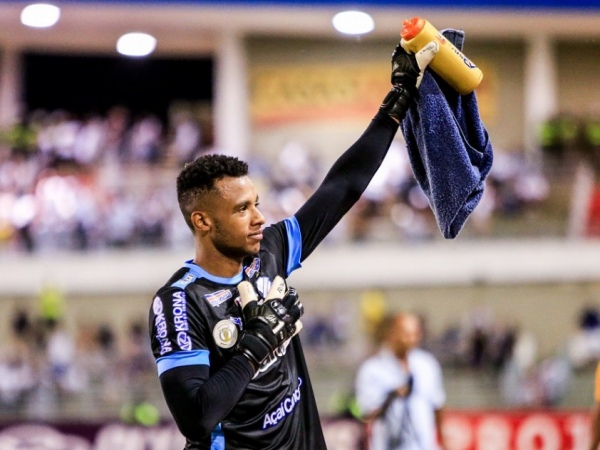 Goleiro de time da Série A reclama de falta de almoço e de talheres no clube